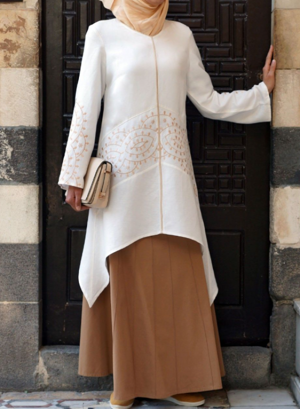 Tunik kerja dengan motif abstrak dan potongan flare